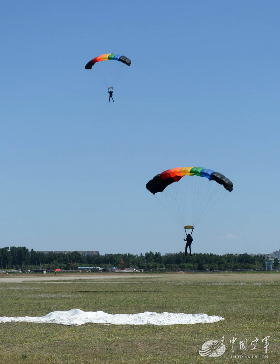 New recruits of the Bayi Aerobatics Team from the Air Force of the Chinese People's Liberation Army (PLA) are in parachute landing training. (China Military Online/Xu Hongchun, Qian Min, Bai Xianlin)