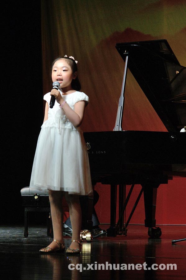 Xia Ruixian, a 9-year-old girl suffering from uraemia, sings "mother’s eyes" on the stage. (Photo/Xinhua)