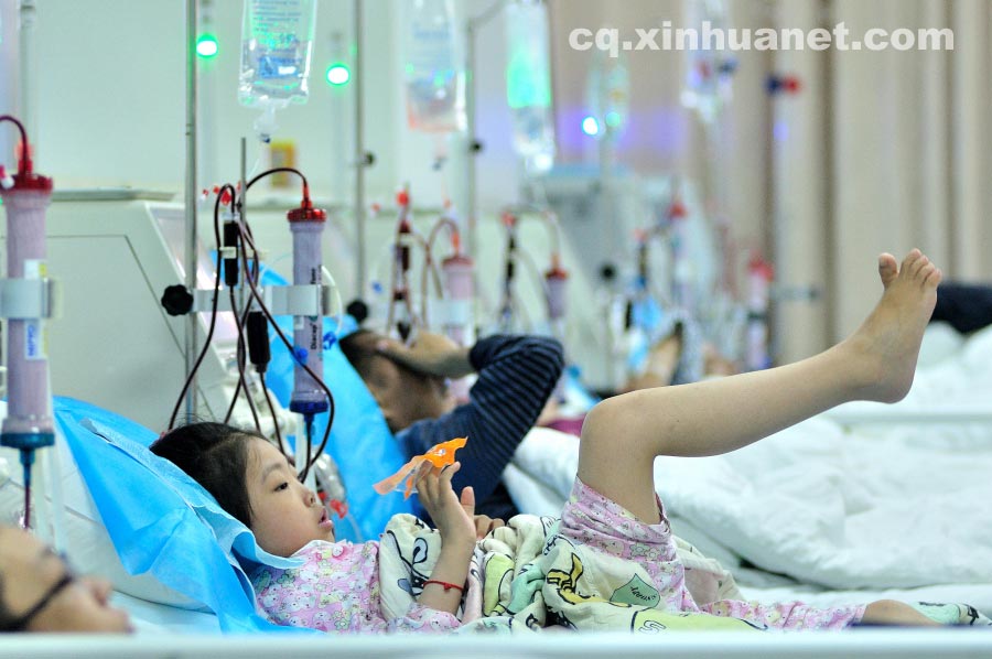 Xia Ruixian receives medical treatment in the hospital. (Photo/Xinhua) 