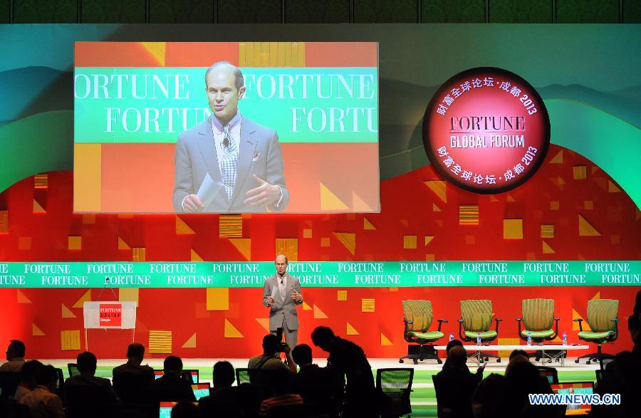 Brian Dumaine, senior editor-at-large of Fortune magazine, hosts the discussion "Rethinking Our Cities" during the 2013 Fortune Global Forum in Chengdu, capital of southwest China's Sichuan Province, June 7, 2013. (Xinhua/Xue Yubin)