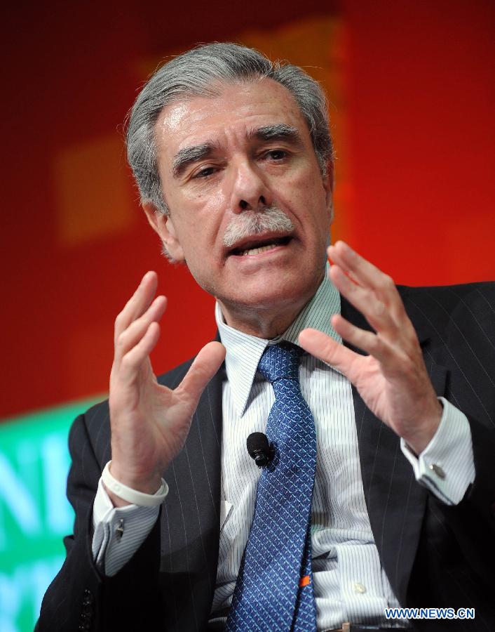 Former U.S. Secretary of Commerce Carlos Gutierrez speaks at the discussion "Global Go-To-Market Strategies" during the 2013 Fortune Global Forum in Chengdu, capital of southwest China's Sichuan Province, June 7, 2013. (Xinhua/Xue Yubin)