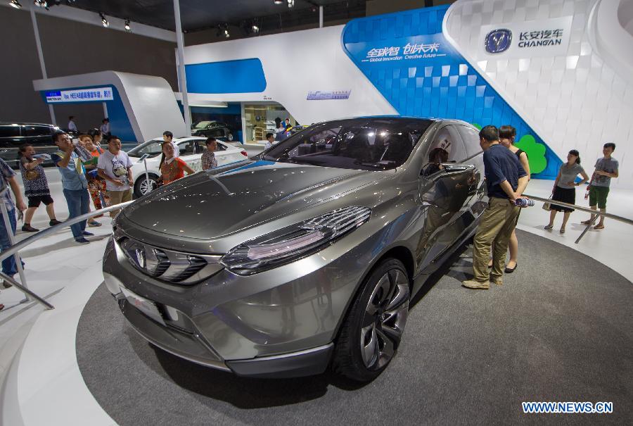 Visitors view a concept car at the 15th Chongqing International Auto Industry Fair in Chongqing, southwest China's municipality, June 7, 2013. Opened Friday, the week-long fair attracts 105 domestic and foreign exhibitors and will launch 60 new models. (Xinhua/Chen Cheng)