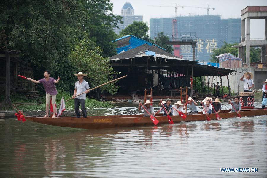 Villagers have a trial run of their new dragon boat during a launching ceremony at the Chenhanhui Shipyard at Shangjiao village in Guangzhou, capital of South China's Guangdong province, June 6, 2013. Chenhanhui Shipyard has been busy making new dragon boats and renovating old ones for the upcoming Dragon Boat Festival that falls on June 12 this year. People in many parts of China have the tradition to hold dragon boat races during the festival.(Photo/Xinhua)