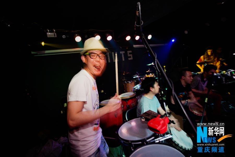 Bandsman Huang Yigua plays music. (Photo/Xinhua)