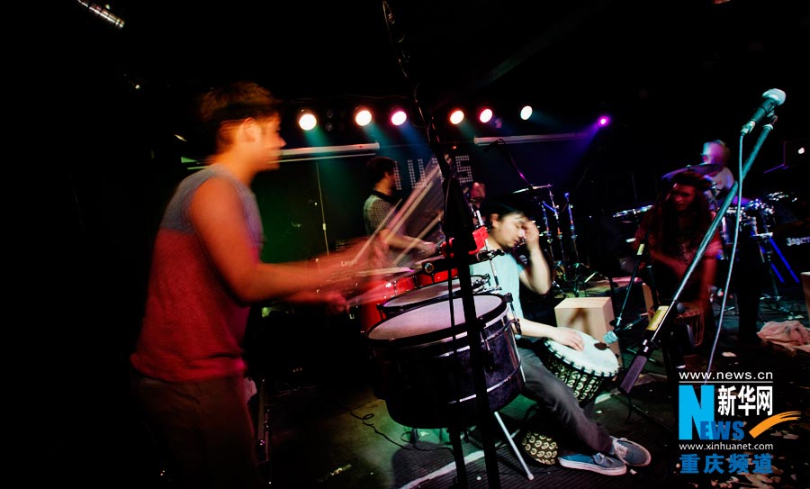 Musicians play their instruments. (Photo/Xinhua)