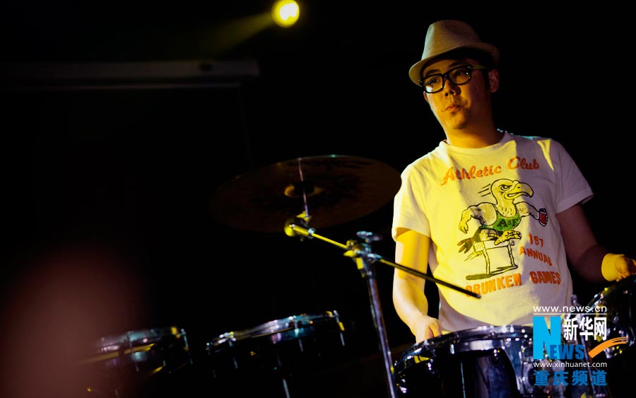 Huang Yigua plays drum set. (Photo/Xinhua)