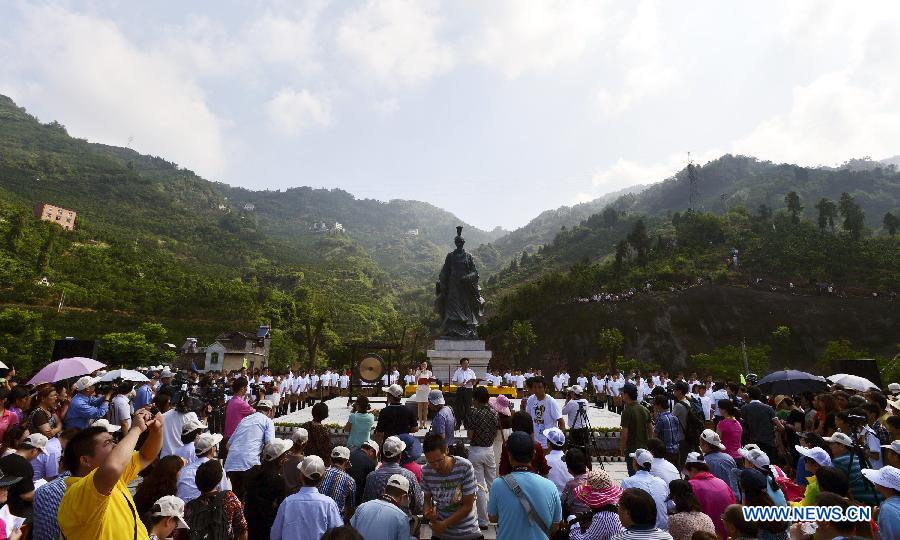 People commemorate Qu Yuan, a patriot poet during the Warring States Period (475-221B.C.), during a traditional sacrificial ceremony at Guizhou Township in Zigui County, cental China's Hubei Province, June 7, 2013. People in Zigui, the hometown of Qu Yuan, prepare to celebrate the upcoming Dragon Boat Festival, or Duanwu Festival, which falls on the fifth day of the fifth month in the Chinese lunar calendar, or June 12 this year. The festival is to commemorate the death of Qu Yuan, who committed suicide by flinging himself into the Miluo River after his mother kingdom, fell into enemy's hands. (Xinhua/Zheng Jiayu)