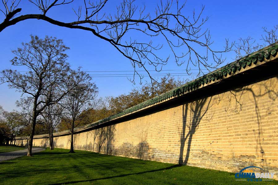 The Temple of Heaven has two enclosures, the southernmost enclosure is square, signifying the Earth, while the northernmost one is semi-circular,signifyng the Heaven. The design symbolizes the ancient Chinese belief that Heaven is round and the Earth square. (Chinadaily.com.cn/Jia Yue)