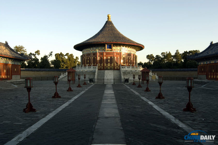 Located to the south of the Hall of Prayer for Good Harvests, the Imperial Vault of Heaven is also a circular building. It is surrounded by a smooth circular wall, known as the Echo Wall, which is famous for its amazing sound transmitting effects.The Imperial Vault is connected to the Hall of Prayer by an elevated 360 meter long brick path, named the Red Stairway Bridge. (Chinadaily.com.cn/Jia Yue)