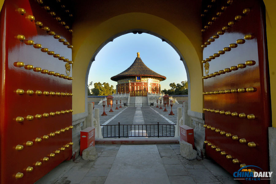 Located to the south of the Hall of Prayer for Good Harvests, the Imperial Vault of Heaven is also a circular building. It is surrounded by a smooth circular wall, known as the Echo Wall, which is famous for its amazing sound transmitting effects.The Imperial Vault is connected to the Hall of Prayer by an elevated 360 meter long brick path, named the Red Stairway Bridge. (Chinadaily.com.cn/Jia Yue)