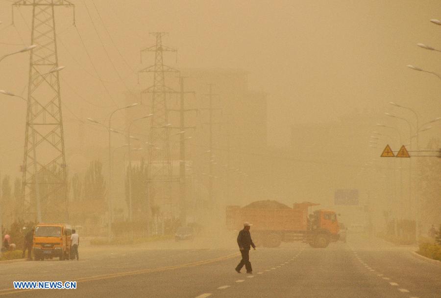 A man walks in heavy sand storm in Yinchuan, capital of northwest China's Ningxia Hui Autonomous Region, June 8, 2013. (Xinhua/Wang Peng)