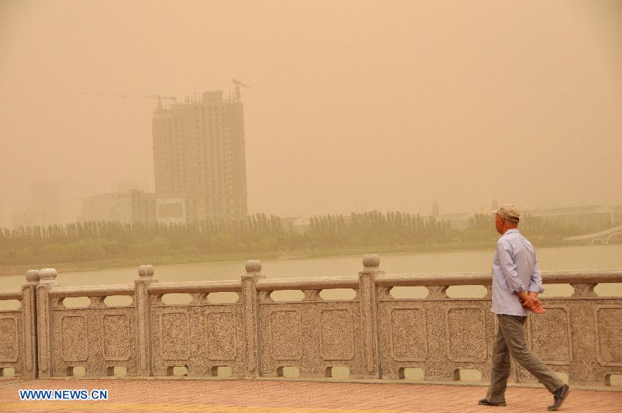 A man walks in heavy sand storm in Yinchuan, capital of northwest China's Ningxia Hui Autonomous Region, June 8, 2013. (Xinhua/Wang Peng)