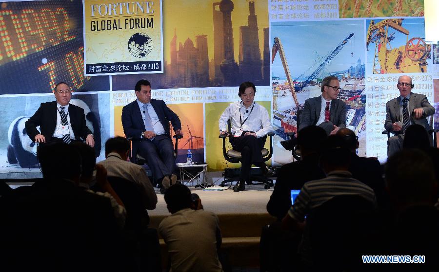 Participants take part in the discussion on "Corporate Risk and Climate Change" during the 2013 Fortune Global Forum in Chengdu, capital of southwest China's Sichuan Province, June 8, 2013. (Xinhua/Jin Liangkuai)