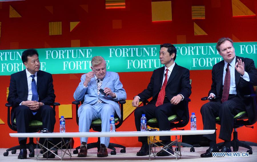 Yan Qingmin (1st L), vice chairman of China Banking Regulatory Commission, Robert Mundell (2nd L), Nobel Laureate in Economics, and David Daokui Li (3rd L), Mansfield Freeman Professor in Tsinghua University, take part in the discussion on "Rewriting the Global Rule Book" during the 2013 Fortune Global Forum in Chengdu, capital of southwest China's Sichuan Province, June 8, 2013.(Xinhua/Jin Liangkuai)