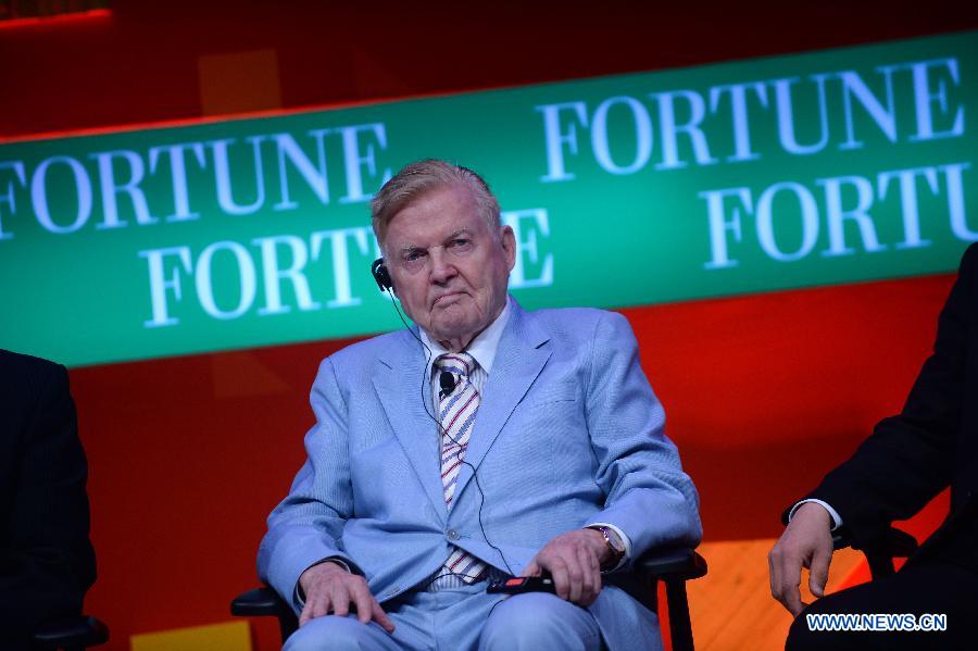 Robert Mundell, Nobel Laureate in Economics, listens during the discussion on "Rewriting the Global Rule Book" during the 2013 Fortune Global Forum in Chengdu, capital of southwest China's Sichuan Province, June 8, 2013.(Xinhua/Jin Liangkuai)