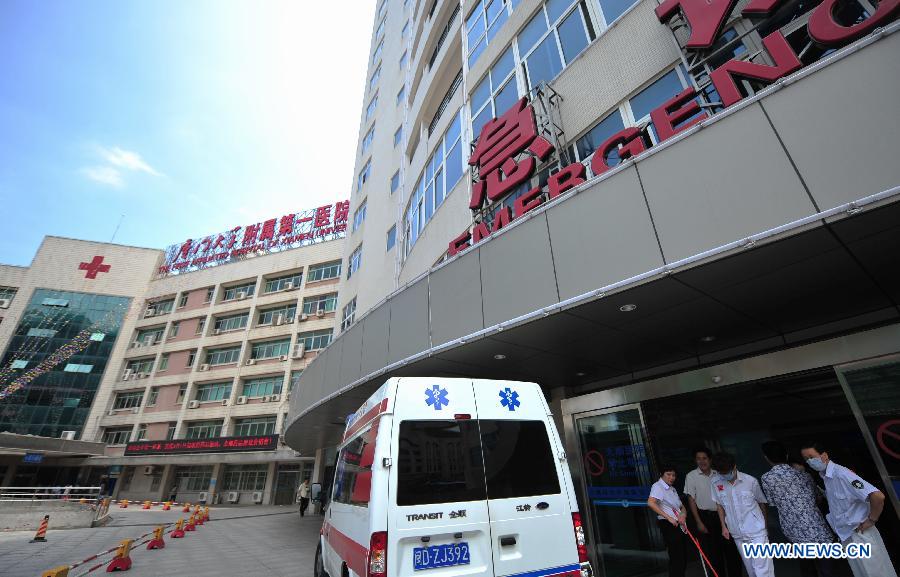Photo taken on June 8, 2013 shows the First Affiliated Hospital of Xiamen University where 16 passengers injured in the bus fire are treated in Xiamen, southeast China's Fujian Province. The fatal bus fire occurred on June 7 has claimed 47 lives and hospitalized 34. Hospitals receiving those wounded passengers have been carrying out all-out efforts in treatment. (Xinhua/Wei Peiquan)