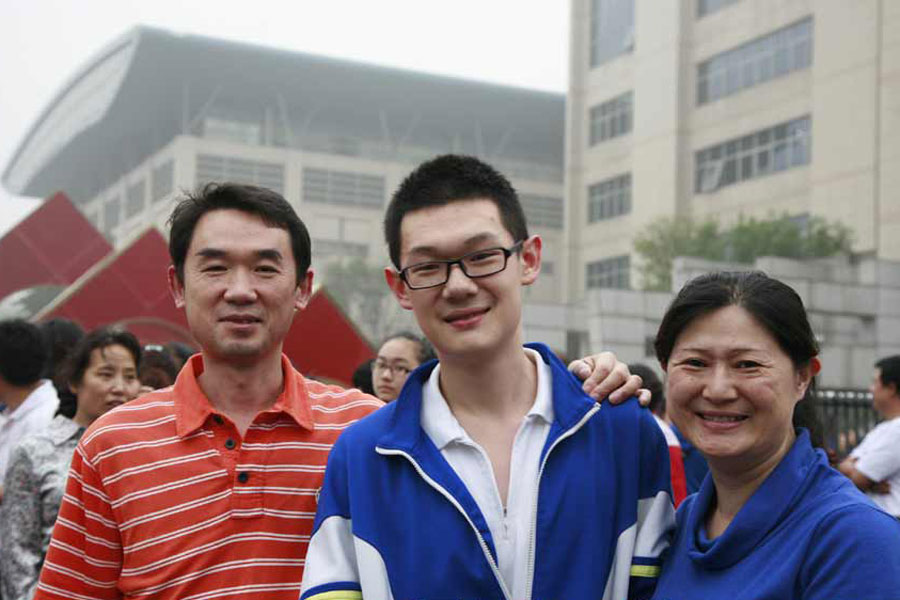 Students and their parents in Beijing rejoice in the conclusion of the 2013 Gaokao, China's College Entrance Examinations, on Saturday, June 8, 2013. [Photo: CRI Online]