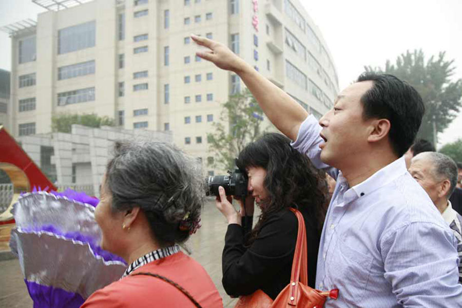 Students and their parents in Beijing rejoice in the conclusion of the 2013 Gaokao, China's College Entrance Examinations, on Saturday, June 8, 2013. [Photo: CRI Online]