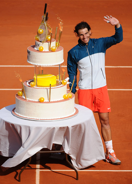 Happy time: Rafael Nadal celebrates his birthday after winning the men's singles fourth round match against Kei Nishikori of Japan on day 9 of the French Open tennis tournament in Paris, France, June 3, 2013. Rafael Nadal won 3-0 to enter the quarter-finals. (Photo/Osports)