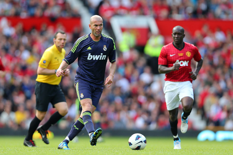 Old but vigorous: Legends of Real Madrid and Manchester United play a friendly match in front of 60,000 fans at Old Trafford. Real Madrid beat Man. United 2-1. (Photo/Osports)