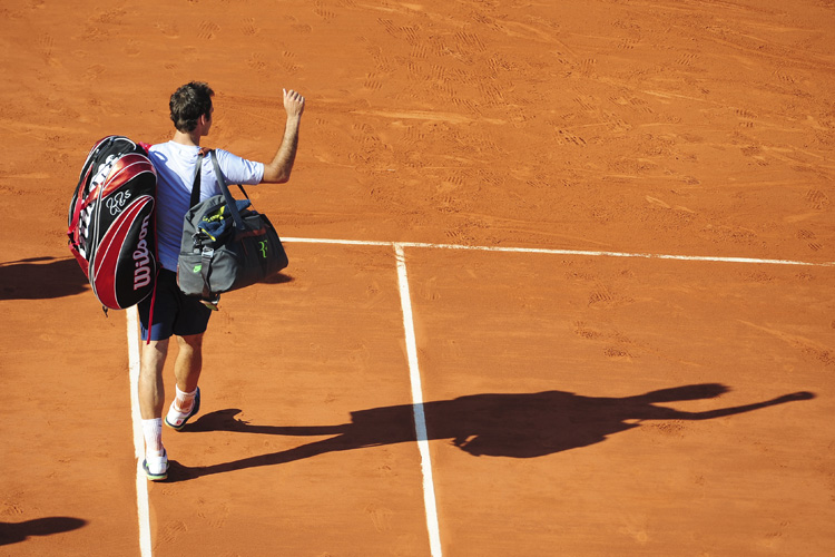 Federer's sad back: Roger Federer loses 0-3 during the men's singles quarterfinal match against Jo-Wilfried Tsonga of France on day 10 of the French Open tennis tournament at the Roland Garros stadium in Paris, June 4, 2013. (Photo/Osports)