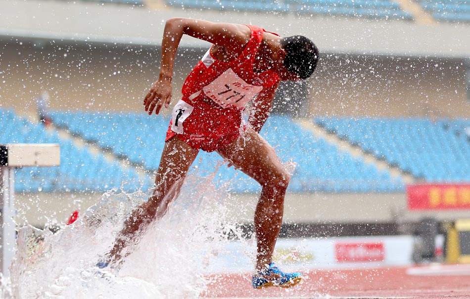 An Qiaofa finishes the third in the men's 3000 meter race in the National Track and Field Championships qualifier on June 1 ,2013. (Xinhua/Li Ming)