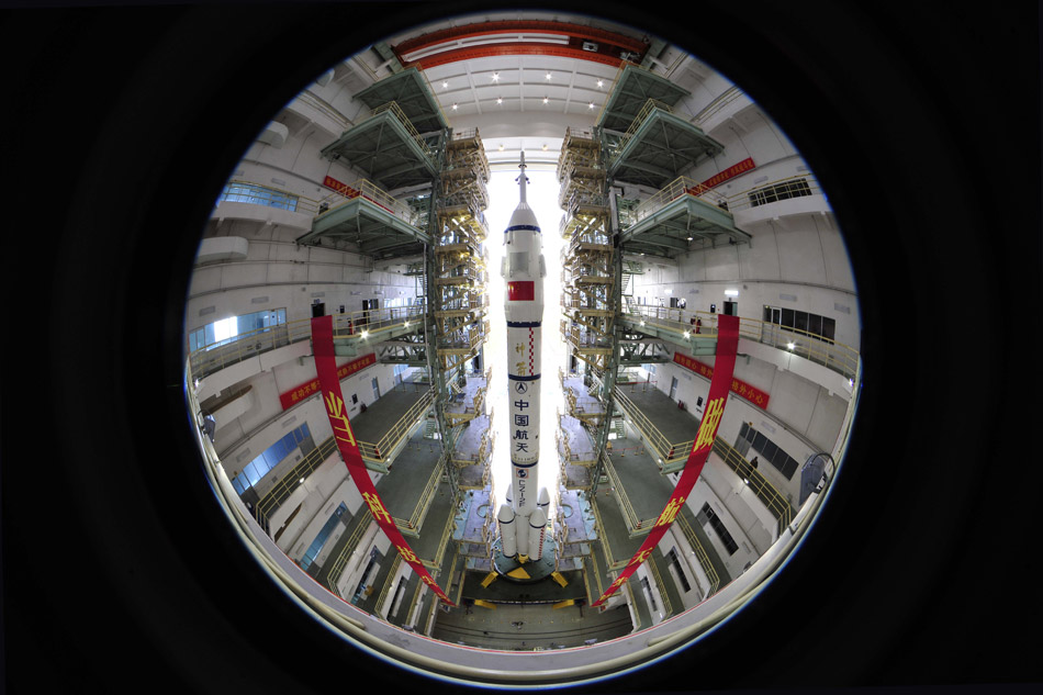 Photo taken on June 3, 2013 shows the Shenzhou-10 spacecraft waiting for the launch. The manned Shenzhou-10 mission will be launched in the middle of June. (Xinhua/Liang Jie)