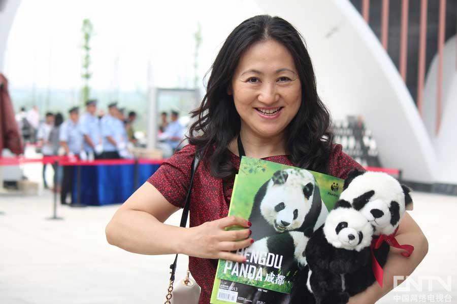 Small gifts are given to every visitor to Chengadu Research Base of Giant Panda Breeding. (CNTV)