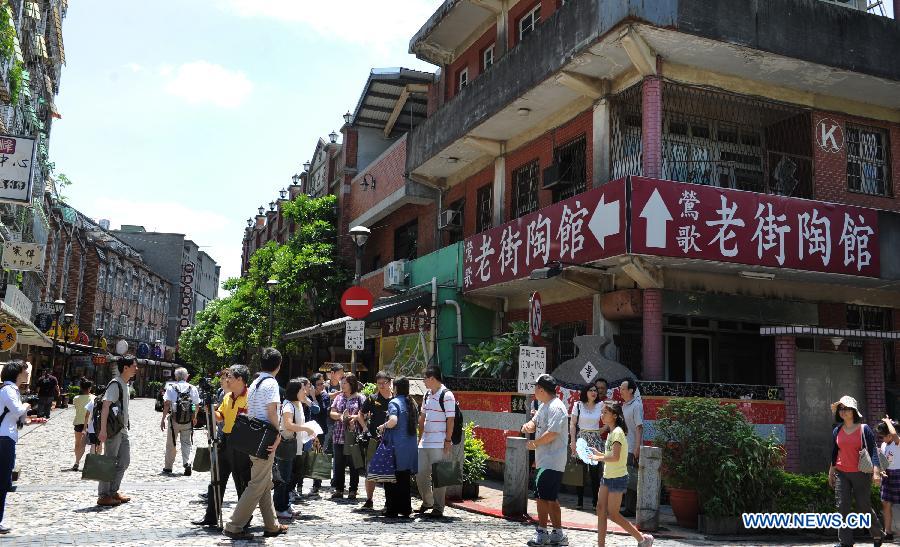 Tourists visit the town of Yingge of Xinbei City in southeast China's Taiwan, June 8, 2013. Over 100 artists have set up workshops in Yingge, which is famous for ceramics production, providing opportunities for visitors to experience the process of making porcelains. (Xinhua/Tao Ming) 