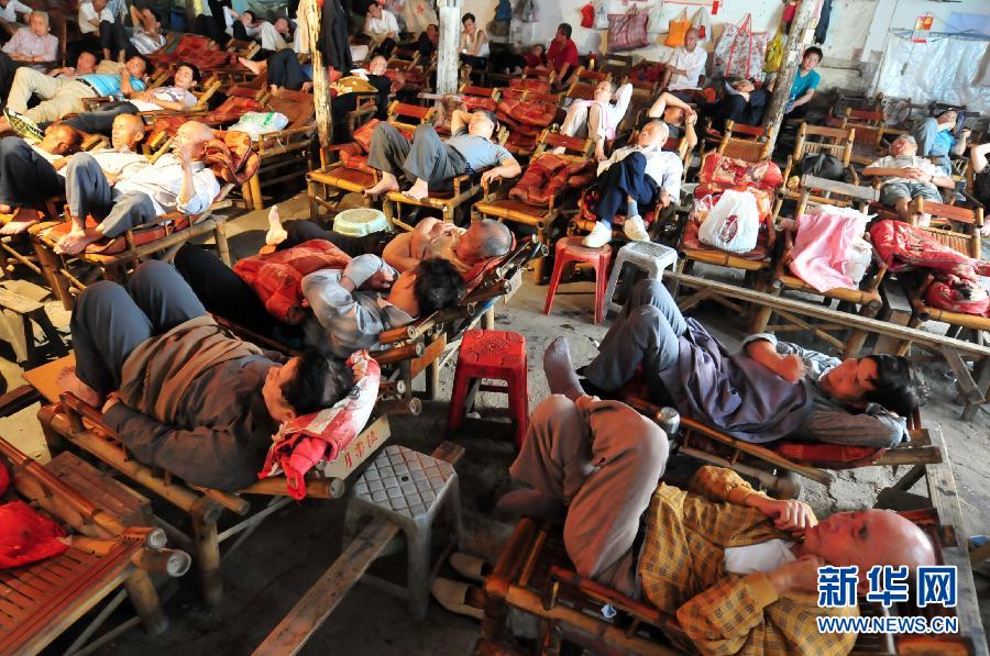 Listeners lying on the chair enjoying Fuzhou dialect storytelling. (Photo/Xinhua)