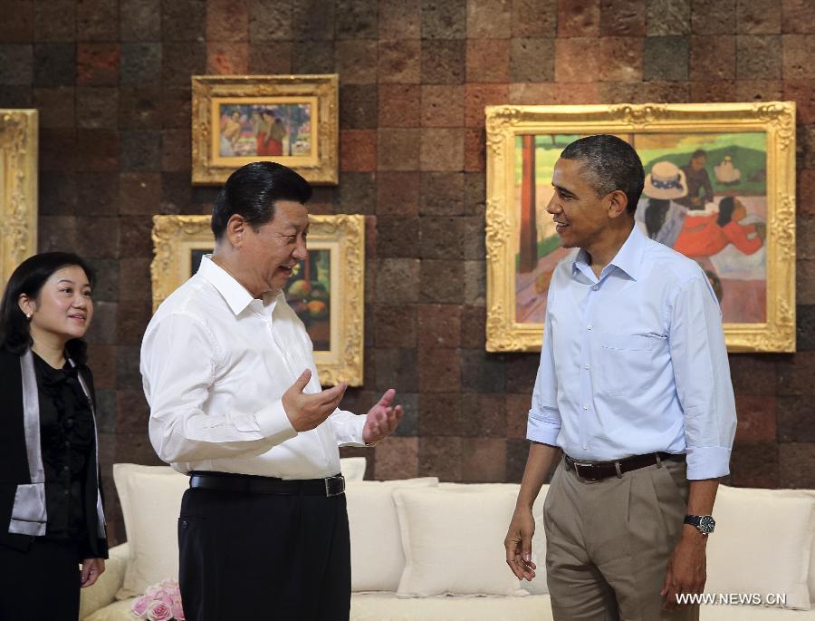 Chinese President Xi Jinping (L, front) talks to U.S. President Barack Obama prior to a joint walk before heading into their second meeting, at the Annenberg Retreat, California, the United States, June 8, 2013. Chinese President Xi Jinping and U.S. President Barack Obama held the second meeting here on Saturday to exchange views on economic ties. (Xinhua/Lan Hongguang)  