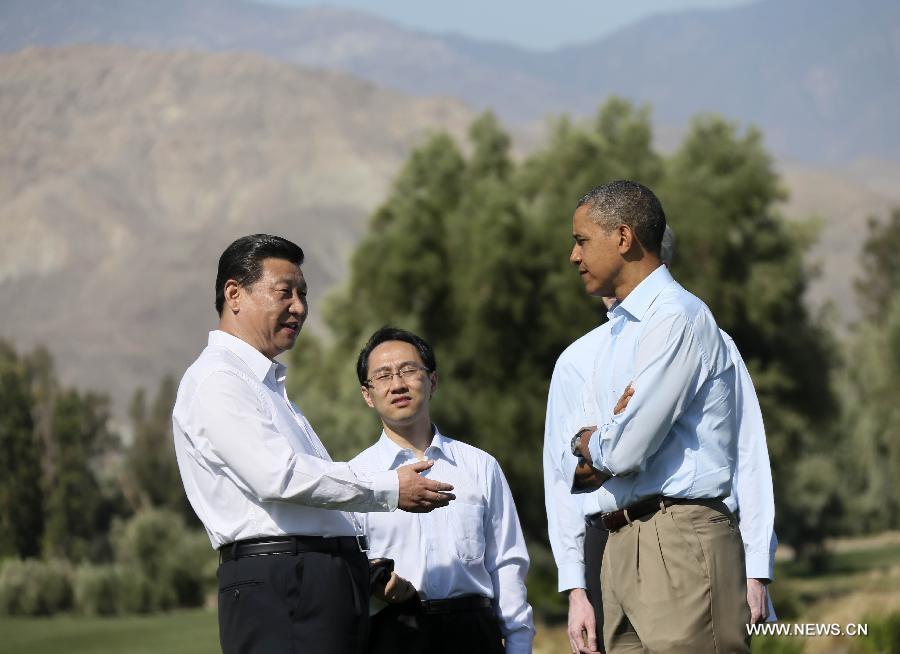 Chinese President Xi Jinping (L) and U.S. President Barack Obama (R) take a walk before heading into their second meeting, at the Annenberg Retreat, California, the United States, June 8, 2013. Chinese President Xi Jinping and U.S. President Barack Obama held the second meeting here on Saturday to exchange views on economic ties. (Xinhua/Lan Hongguang)  
