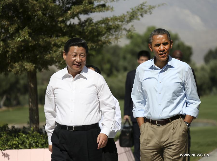 Chinese President Xi Jinping (L) and U.S. President Barack Obama take a walk before heading into their second meeting, at the Annenberg Retreat, California, the United States, June 8, 2013. Chinese President Xi Jinping and U.S. President Barack Obama held the second meeting here on Saturday to exchange views on economic ties. (Xinhua/Lan Hongguang) 