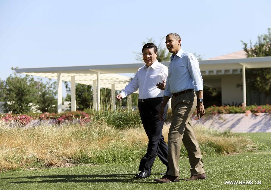 Chinese President Xi Jinping (L) and U.S. President Barack Obama take a walk before heading into their second meeting, at the Annenberg Retreat, California, the United States, June 8, 2013. Chinese President Xi Jinping and U.S. President Barack Obama held the second meeting here on Saturday to exchange views on economic ties. (Xinhua/Lan Hongguang)