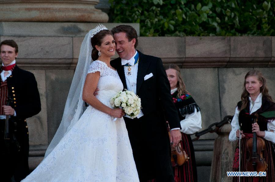 The newly wed Swedish Princess Madeleine and U.S. banker Christopher O'Neill stand outside the Royal Chapel after their wedding ceremony in Stockholm, Sweden, on June 8, 2013. (Xinhua/Liu Yinan) 