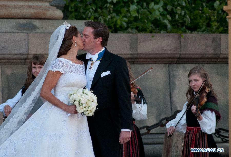 The newly wed Swedish Princess Madeleine and U.S. banker Christopher O'Neill kiss outside the Royal Chapel after their wedding ceremony in Stockholm, Sweden, on June 8, 2013. (Xinhua/Liu Yinan) 