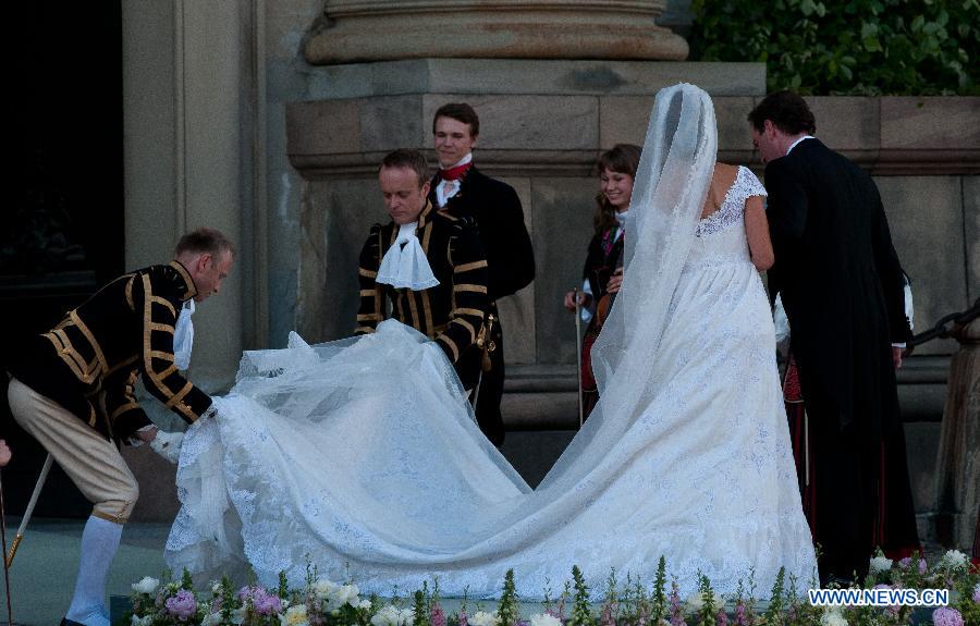 The newly wed Swedish Princess Madeleine and U.S. banker Christopher O'Neill stand outside the Royal Chapel after their wedding ceremony in Stockholm, Sweden, on June 8, 2013. (Xinhua/Liu Yinan) 