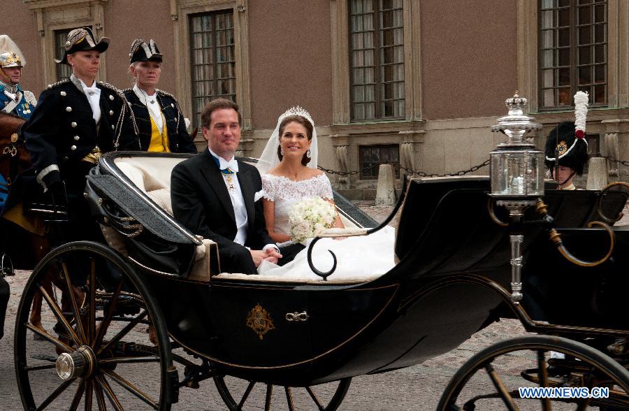 The newly wed Swedish Princess Madeleine and U.S. banker Christopher O'Neill leave in a carriage after their wedding ceremony at the Royal Chapel in Stockholm, Sweden, on June 8, 2013. (Xinhua/Liu Yinan) 