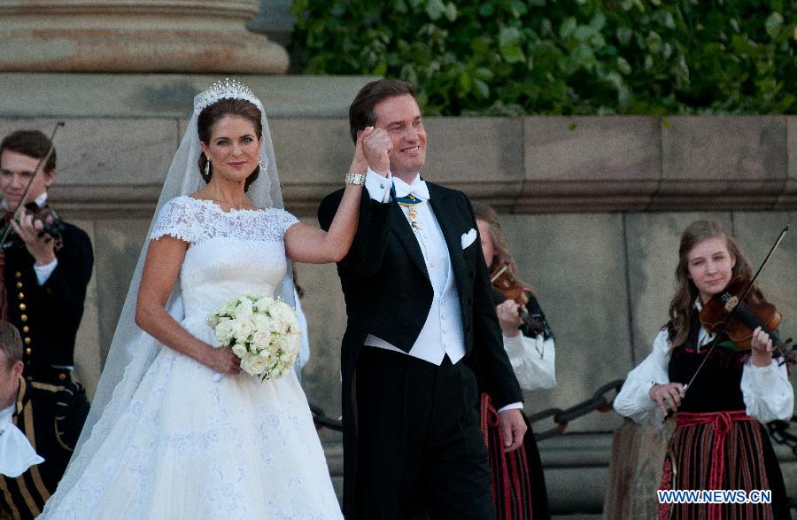 The newly wed Swedish Princess Madeleine and U.S. banker Christopher O'Neill stand outside the Royal Chapel after their wedding ceremony in Stockholm, Sweden, on June 8, 2013. (Xinhua/Liu Yinan)