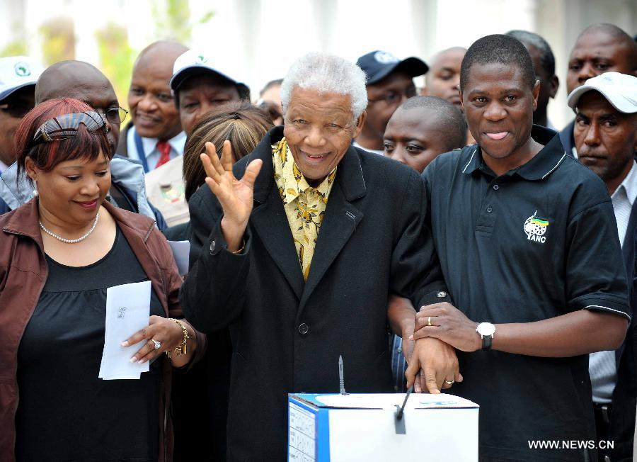 File photo taken on April 22, 2009 shows the former president of South Africa Nelson Mandela (C) casting his vote at a polling station during the election in Johannesburg, South Africa. Former South African President Nelson Mandela is in "serious but stable" condition after being taken to a hospital to be treated for a lung infection, the government said Saturday, prompting an outpouring of concern from admirers of a man who helped to end white racist rule. (Xinhua/Xu Suhui) 