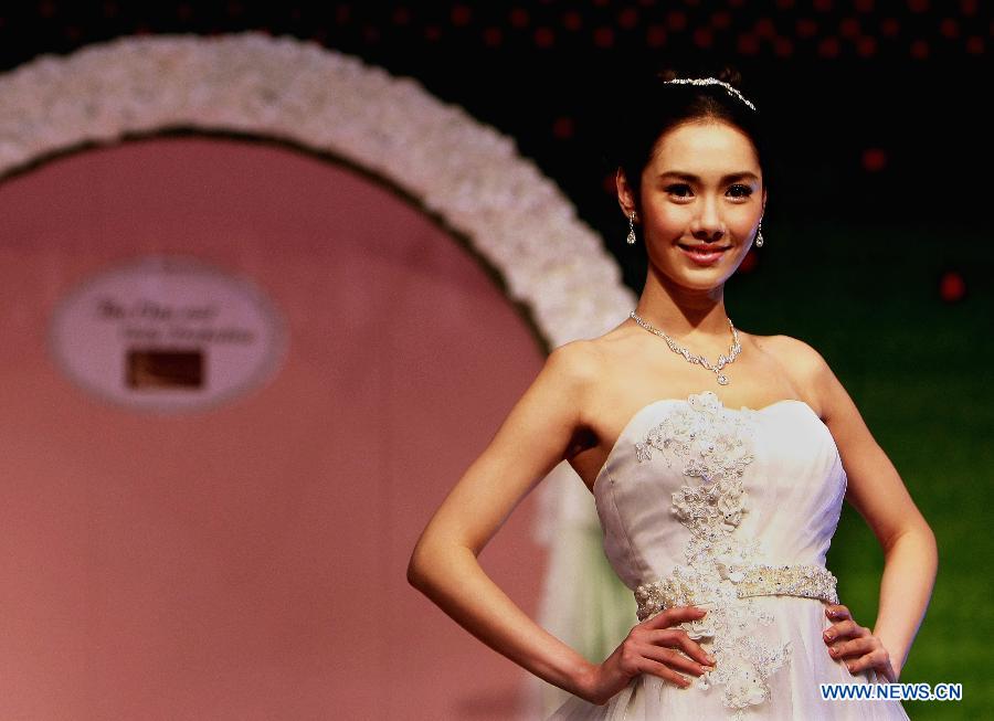 A model presents a creation during a wedding dress and evening gown show at the 71st Summer Wedding Service Banquet Expo & Beauty Fiesta 2013 in Hong Kong, south China, June 8, 2013. (Xinhua/Zhao Yusi)