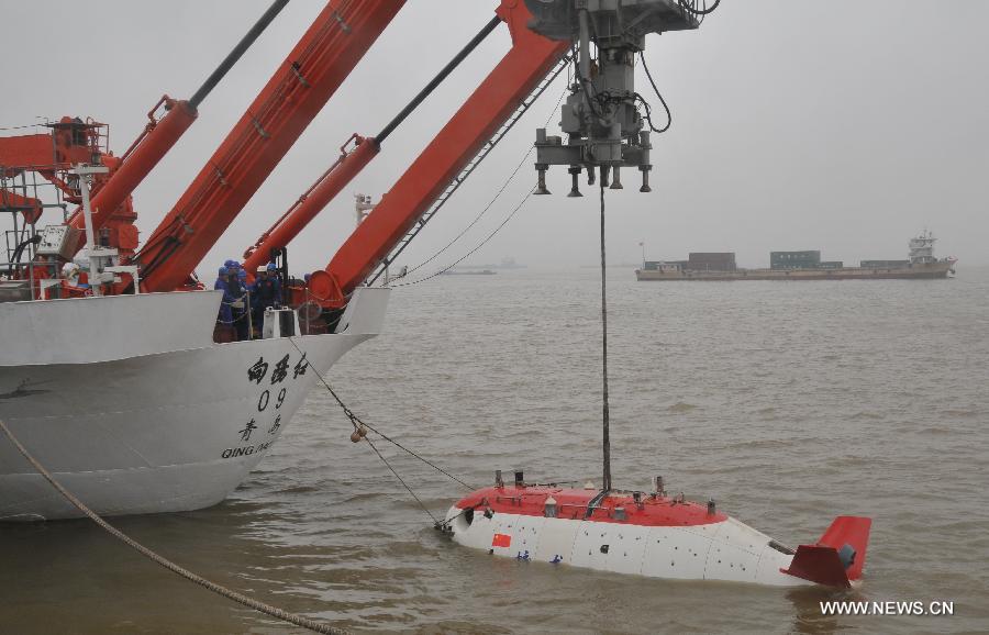 China's manned submersible Jiaolong dives into water in Jiangyin City, east China's Jiangsu Province, June 9, 2013. Jiaolong on Sunday carried out a drill for its voyage of experimental application. (Xinhua/Zhang Xudong)