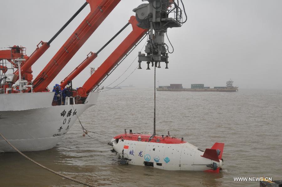 China's manned submersible Jiaolong dives into water in Jiangyin City, east China's Jiangsu Province, June 9, 2013. Jiaolong on Sunday carried out a drill for its voyage of experimental application. (Xinhua/Zhang Xudong)