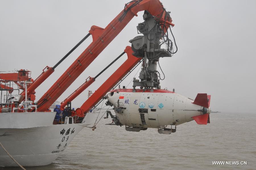 China's manned submersible Jiaolong prepares to dive into water in Jiangyin City, east China's Jiangsu Province, June 9, 2013. Jiaolong on Sunday carried out a drill for its voyage of experimental application. (Xinhua/Zhang Xudong)