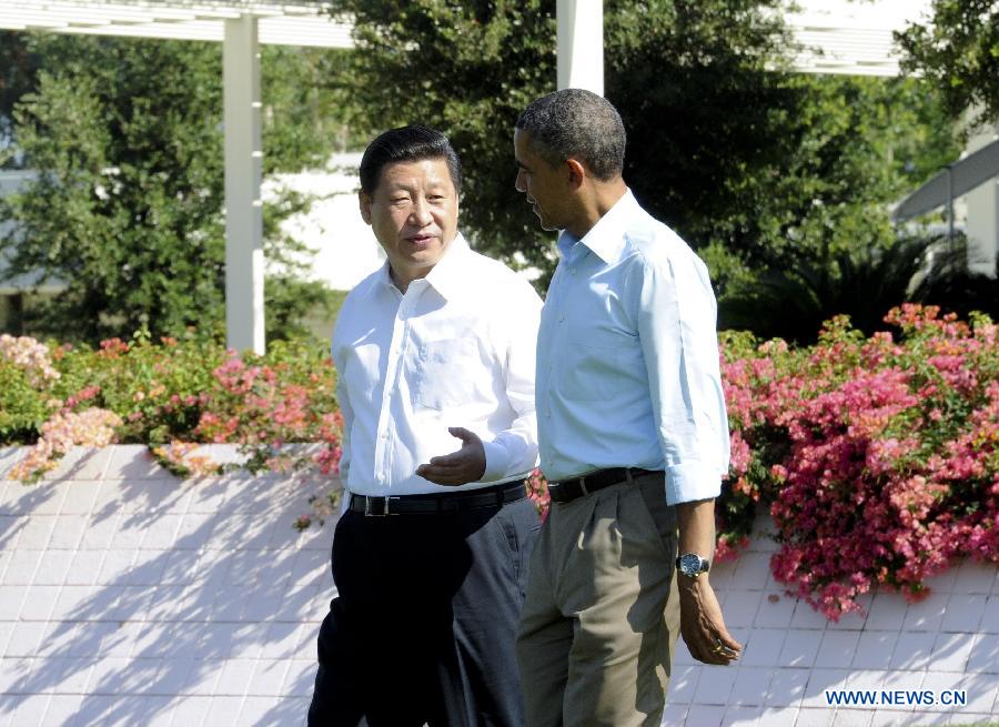 Chinese President Xi Jinping (L) and U.S. President Barack Obama take a walk before heading into their second meeting, at the Annenberg Retreat, California, the United States, June 8, 2013. Chinese President Xi Jinping and U.S. President Barack Obama held the second meeting here on Saturday to exchange views on economic ties. (Xinhua/Zhang Duo) 