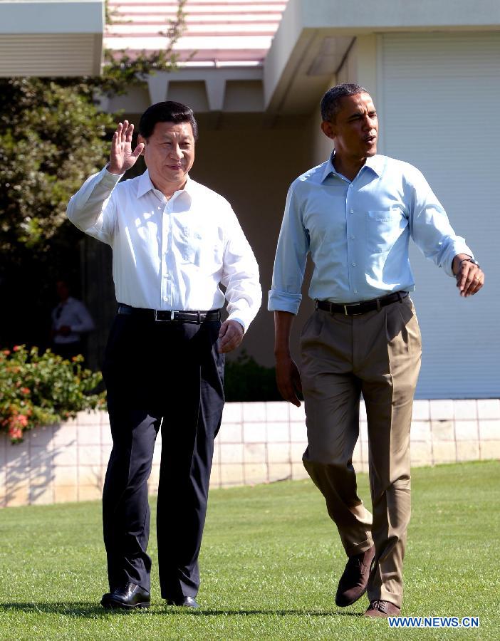 Chinese President Xi Jinping (L) and U.S. President Barack Obama take a walk before heading into their second meeting, at the Annenberg Retreat, California, the United States, June 8, 2013. Chinese President Xi Jinping and U.S. President Barack Obama held the second meeting here on Saturday to exchange views on economic ties. (Xinhua/Rao Aimin) 