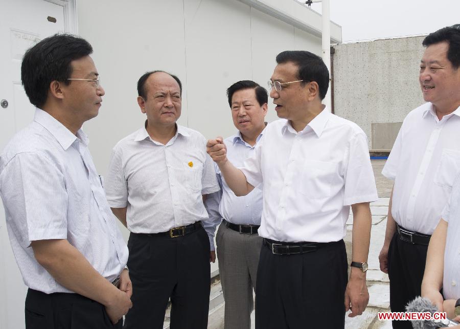 Chinese Premier Li Keqiang (2nd R), also a member of the Standing Committee of the Political Bureau of the Communist Party of China Central Committee, visits the environment monitoring site in Handan, north China's Hebei Province, June 7, 2013. Li paid an inspection tour to Hebei Province from June 7 to 8. (Xinhua/Huang Jingwen)