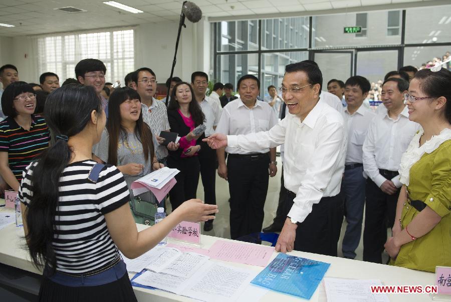 Chinese Premier Li Keqiang, also a member of the Standing Committee of the Political Bureau of the Communist Party of China Central Committee, asks about the employment situation of its graduates when he visits Hebei Normal University in Shijiazhuang, capital of north China's Hebei Province, June 8, 2013. Li paid an inspection tour to Hebei Province from June 7 to 8. (Xinhua/Huang Jingwen)