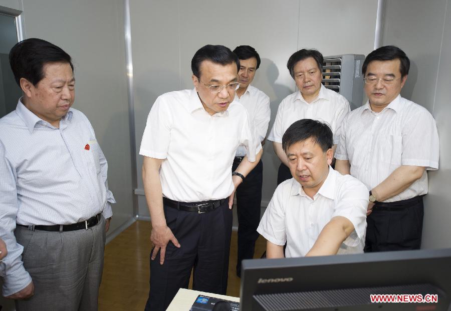 Chinese Premier Li Keqiang, also a member of the Standing Committee of the Political Bureau of the Communist Party of China Central Committee, asks about the employment situation of its graduates when he visits Hebei Normal University in Shijiazhuang, capital of north China's Hebei Province, June 8, 2013. Li paid an inspection tour to Hebei Province from June 7 to 8. (Xinhua/Huang Jingwen)