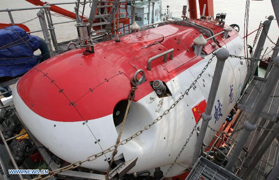 China's manned submersible "Jiaolong", boarding its support ship "Xiangyanghong-9", leaves a port in Jiangyin, east China's Jiangsu province, June 10, 2013, starting a voyage of experimental application. During the 103-day mission, the sub will submerge for scientific research in the South China Sea, the northeast Pacific Ocean and the west Pacific. The submersible will for the first time take scientists on board. (Xinhua/Ding Xiaochun) 